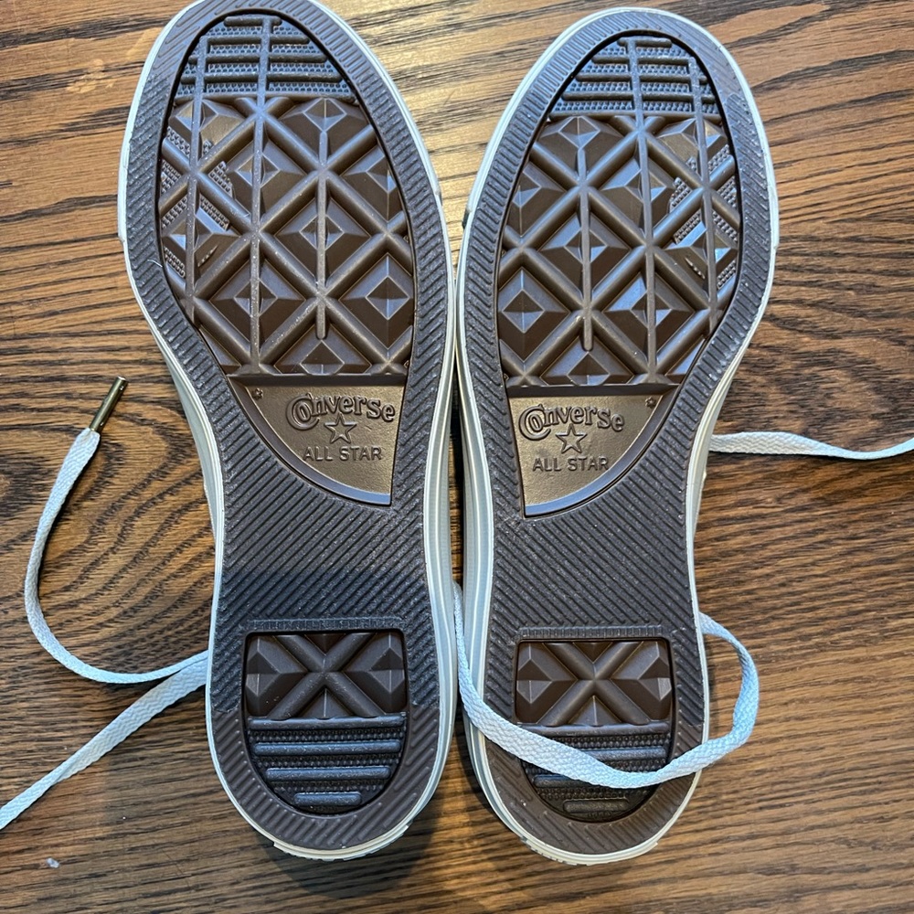 Converse *never worn* - Picture 3 of 9